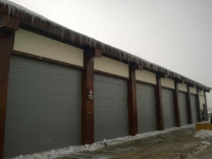 玉龙雪山管委会消防队消防车库门