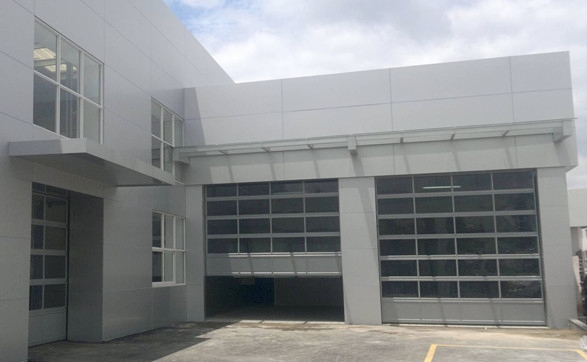 路虎汽车4S店铝合金滑升门.jpg