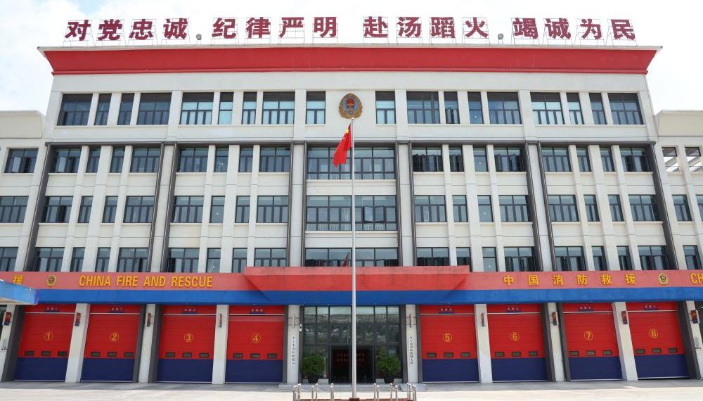 昆明消防车库门.jpg 昆明消防车库门.jpg